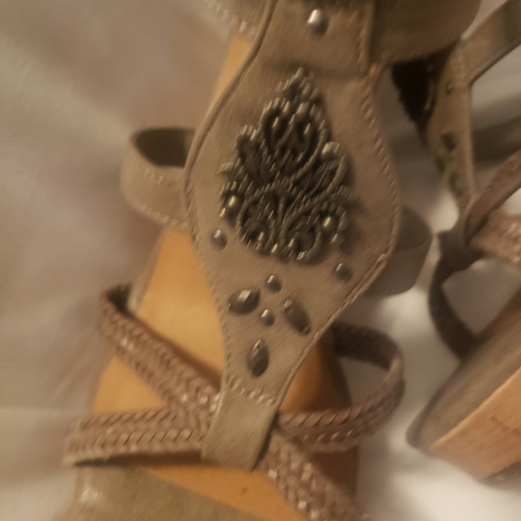 pop Platform Wedge Sandals Grey Distress NWOT - Picture 3 of 9